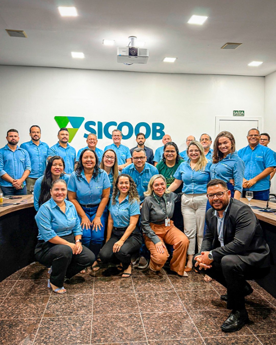 Cidinei Martins ao lado da equipe do Sicoob após treinamento