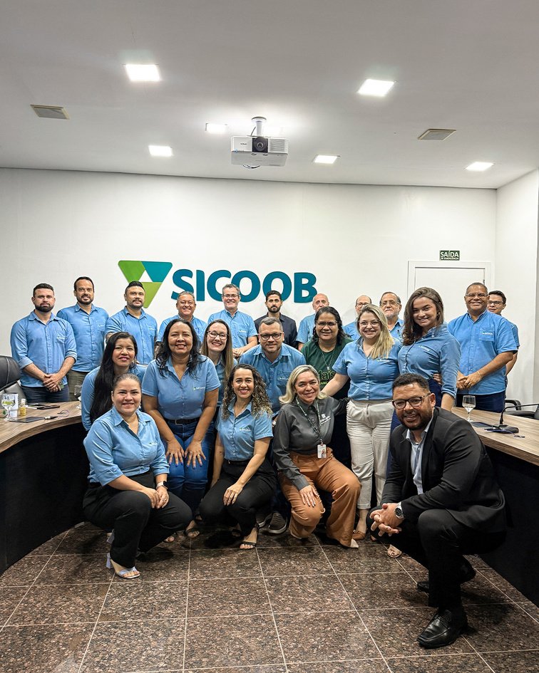 Equipe do Sicoob após treinamento com Cidinei Martins