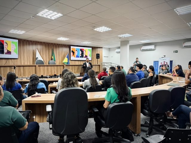 Palestra em câmara municipal para gestores públicos