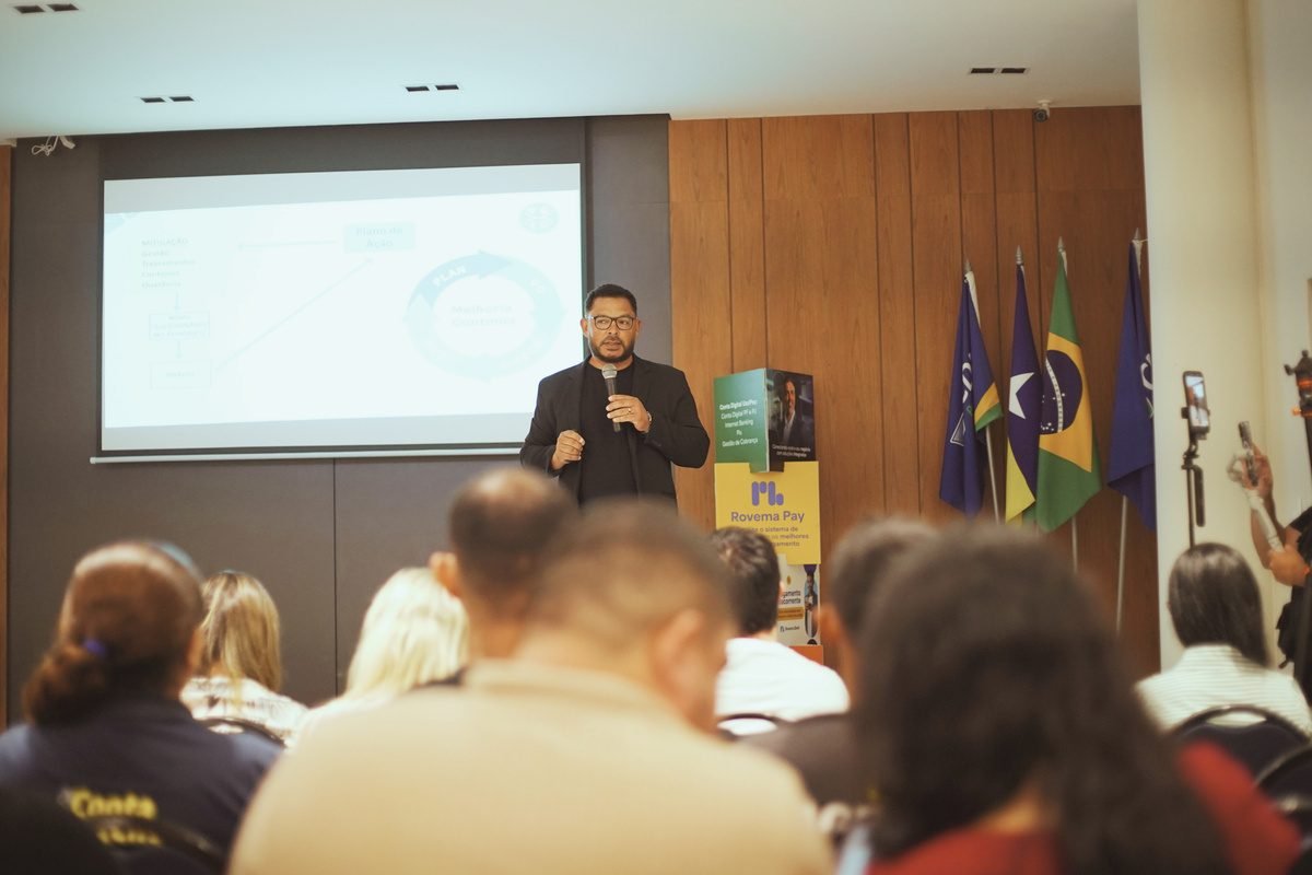 Cidinei Martins palestrando em evento corporativo da Rovema Pay